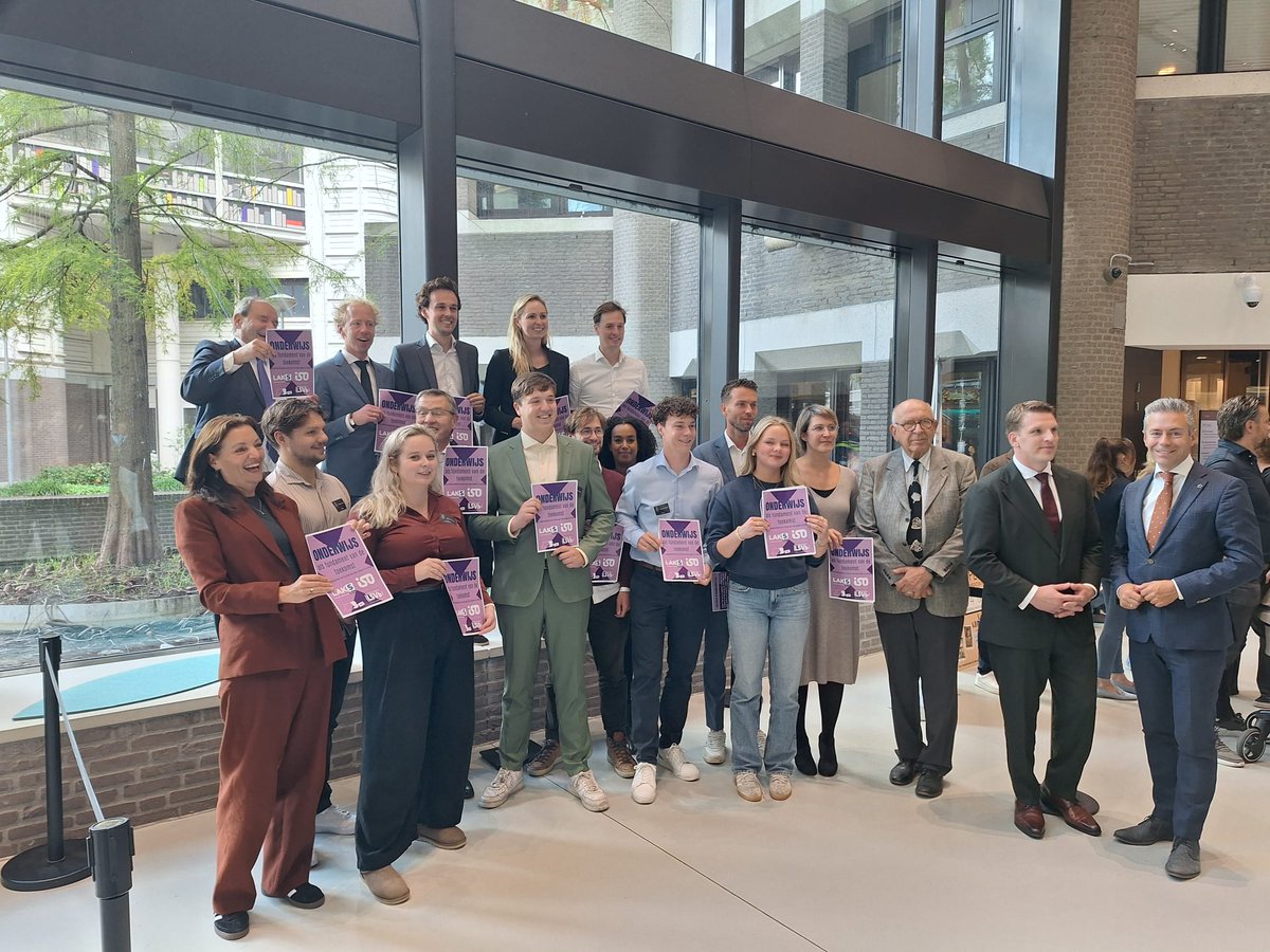 Leden van <a href="/OCW_TK/">Vaste Commissie OCW Tweede Kamer</a> namen vandaag een petitie in ontvangst van ISO, LSVb, JOB en LAKS m.b.t. toekomst van het onderwijs