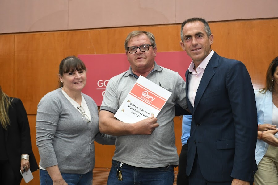 Ministerio de Infraestructura (@mdeinfrasalta) on Twitter photo El gobernador <a href="/GustavoSaenzOK/">Gustavo Sáenz</a> encabezó la entrega de 250 escrituras de viviendas a familias de diferentes barrios salteños. “Esta gestión ya entregó más de 6.500 escrituras con criterio federal”, dijo el mandatario.
👉tinyurl.com/2zdkfj6r
#Salta #GobiernoPresente El gobernador <a href="/GustavoSaenzOK/">Gustavo Sáenz</a> encabezó la entrega de 250 escrituras de viviendas a familias de diferentes barrios salteños. “Esta gestión ya entregó más de 6.500 escrituras con criterio federal”, dijo el mandatario.
👉tinyurl.com/2zdkfj6r
#Salta #GobiernoPresente