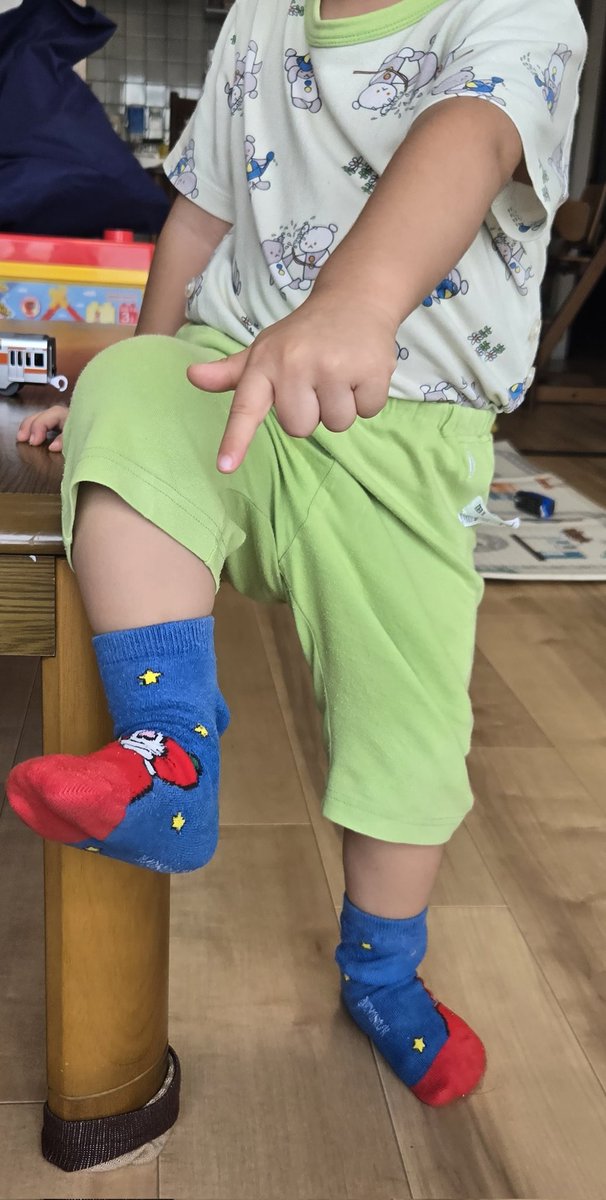 ThisIsNitsuco's tweet photo. 私のくるぶしソックス履いて喜んでた🧦
息子、大きい方だけどまだまた小さいのねっ🩷💛ｷｬﾜﾜ https://t.co/kR0MmxvFoU