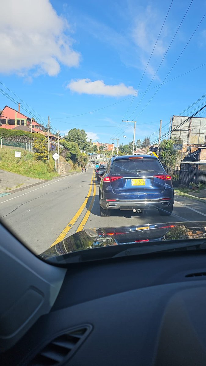 Esto es lo que sucede cada vez que ponen a un funcionario nuevo que NO TIENE IDEA DEL TEMA <a href="/ClaudiaDiazAco1/">Claudia Díaz Acosta</a> <a href="/SectorMovilidad/">Movilidad Bogotá</a> LOS CONOS MAL PUESTOS! Y la fila de kms. <a href="/Bogota/">Alcaldía de Bogotá</a> <a href="/CarlosFGalan/">Carlos F. Galán</a> <a href="/TransitoBta/">Policía de Tránsito Bogotá</a> HASTA CUANDO? Pongan fijo a Pekerman y nos quitamos el problema.