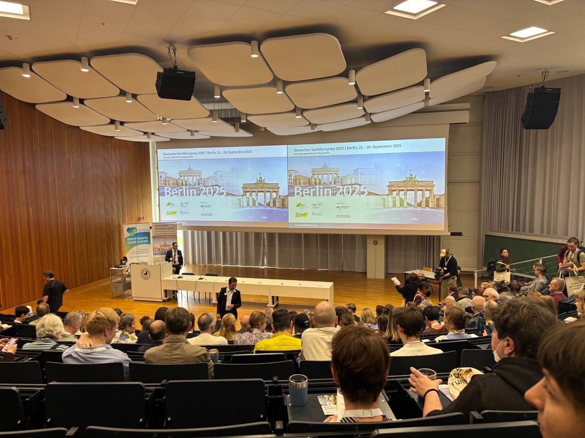 Seit Montag findet der Deutsche #Suchtkongress 2025 in Berlin statt. Unter dem Motto „Innovativ gemeinsame Wege gehen” bietet die Veranstaltung eine Plattform zur Vernetzung und den wissenschaftlichen Austausch. Andrea Wöhr leitet ein Symposium zur #Stigmatisierung von Süchten.