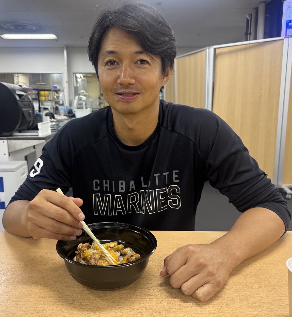 chibalotte_pr's tweet photo. 試合後に焼き鳥丼を食べる #唐川侑己 投手。
#chibalotte #広報 https://t.co/d0XJDinlj0