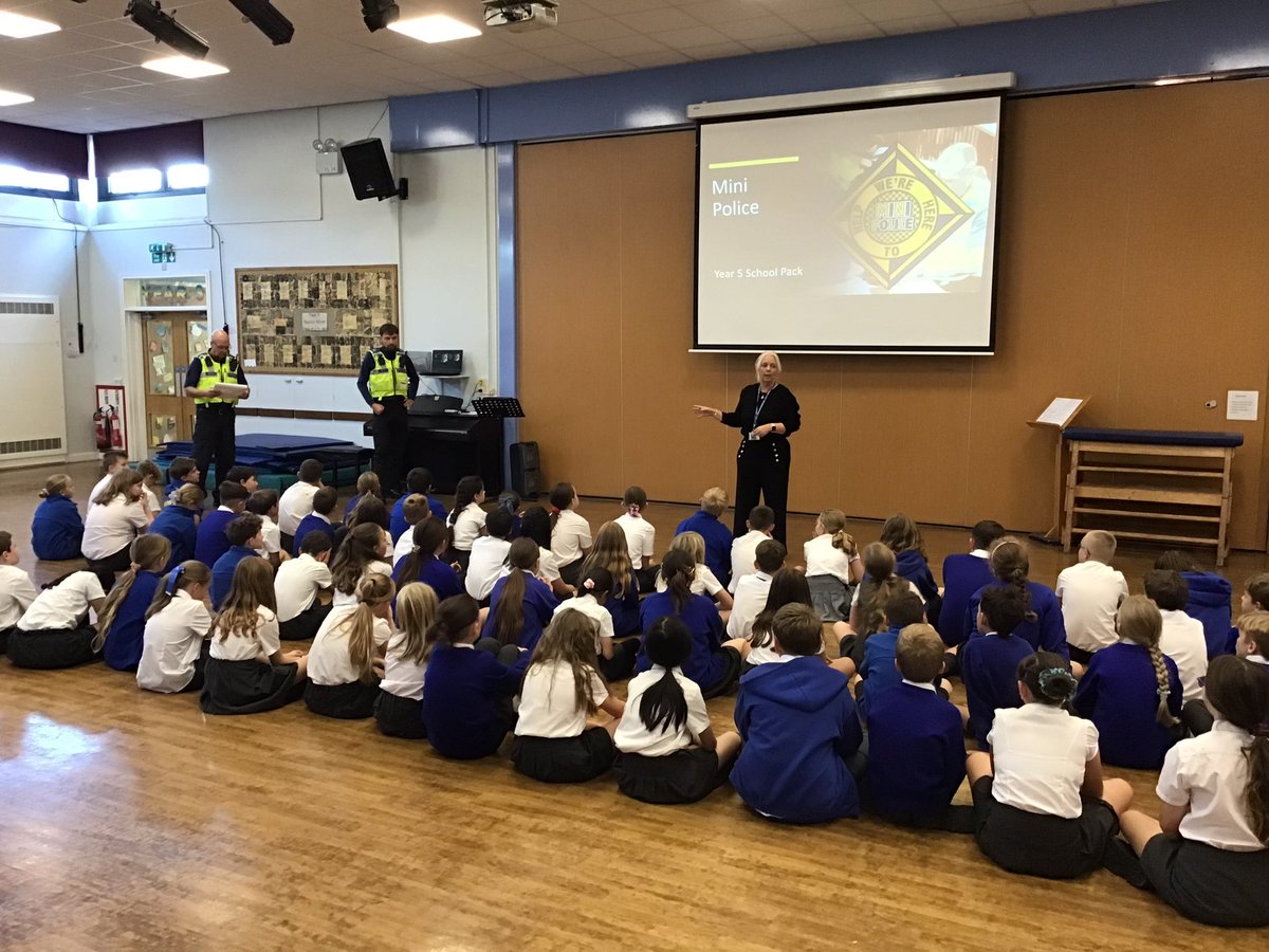 BroomfieldsJnr's tweet image. Year 5 had an informative afternoon with a visit from our local police to share the ‘Mini Police’ programme. We look forward to lots of individuals signing up and applying to be sworn in as a mini officer. Super listeners 5KF, 5KR & 5LV. #broomfieldsyear5