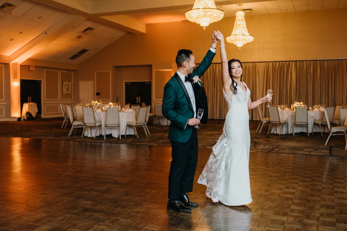SpringfieldCC1's tweet image. Step into elegance ✨
Our Grand Ballroom is the perfect backdrop for weddings, galas, and celebrations that will be remembered forever.
📸: @SweetwaterPortraits
Contact us to schedule your tour and see it for yourself: springfieldcc.net/weddings/https…