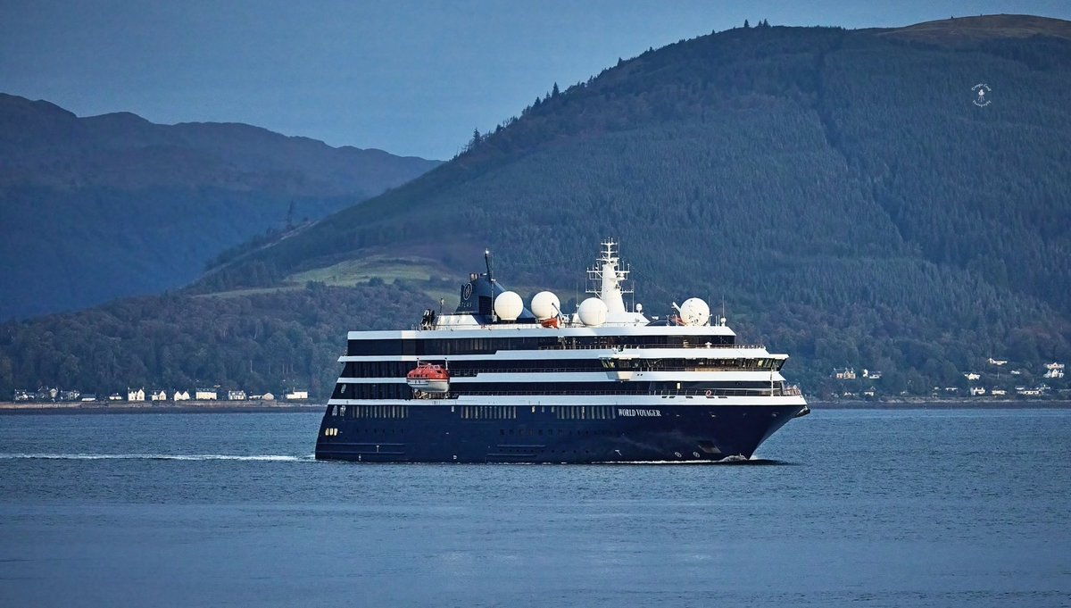 DougieCoullPix's tweet photo. Two for the price of one this morning ๐
#riverclyde #inveclyde #greenock #cruise #cruiseship #photography #maritime #shipping #worldexplorer #worldvoyager https://t.co/F8T3VI26yD