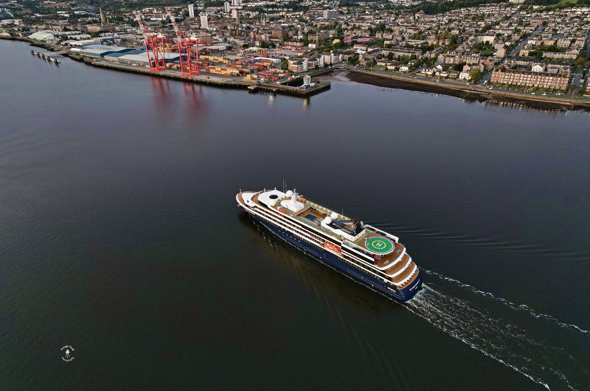 DougieCoullPix's tweet photo. Two for the price of one this morning ๐
#riverclyde #inveclyde #greenock #cruise #cruiseship #photography #maritime #shipping #worldexplorer #worldvoyager https://t.co/F8T3VI26yD