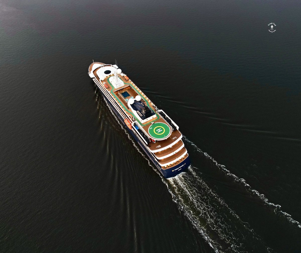 DougieCoullPix's tweet photo. Two for the price of one this morning ๐
#riverclyde #inveclyde #greenock #cruise #cruiseship #photography #maritime #shipping #worldexplorer #worldvoyager https://t.co/F8T3VI26yD