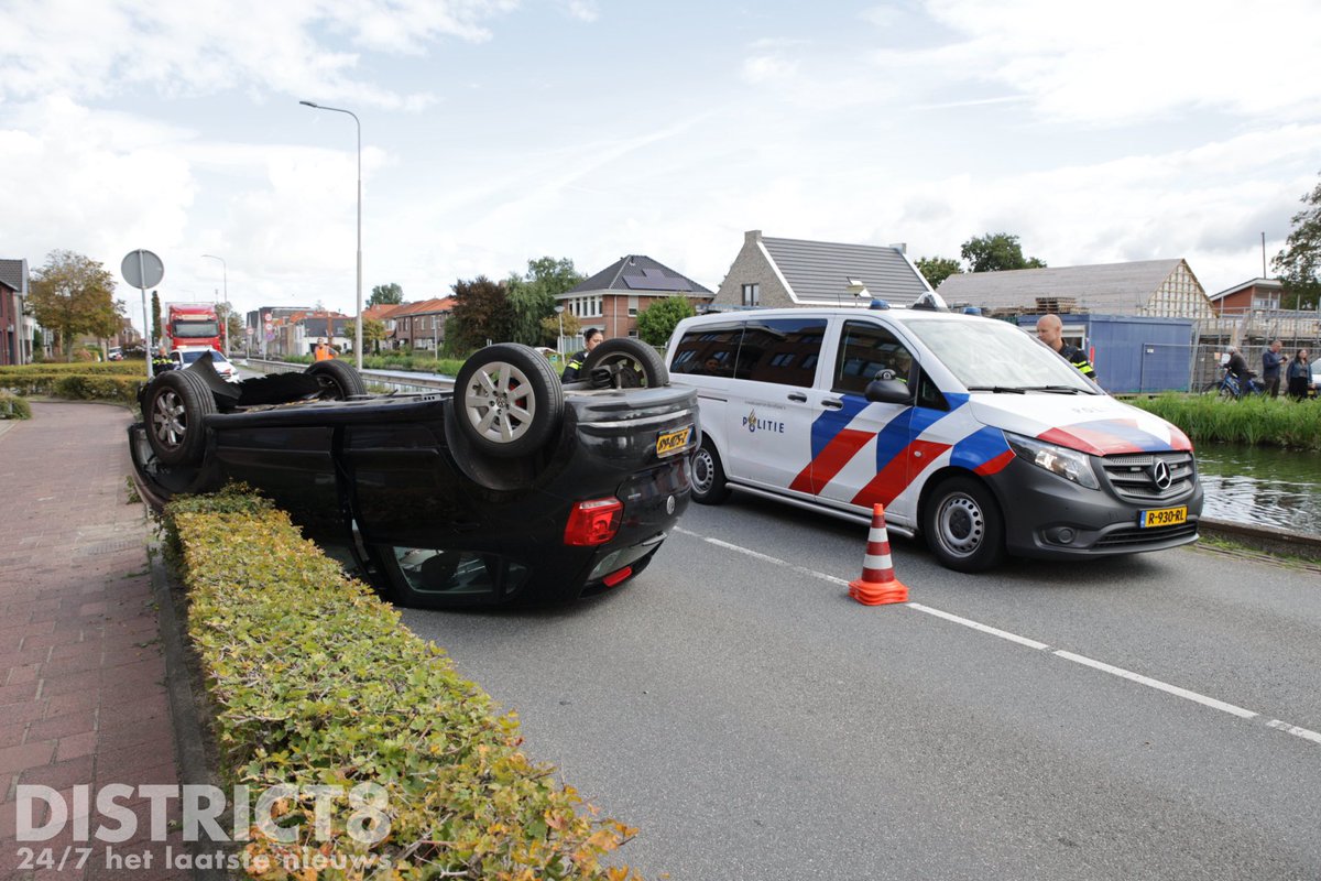 RedactieD8's tweet image. Op de #Delftsestraatweg in #Delfgauw is een automobilist van de weg geraakt en over de kop gevlogen. De bestuurder is na controle in de ambulance vervoerd naar het ziekenhuis. De weg was tijdelijk afgesloten in verband met de berging van de auto.