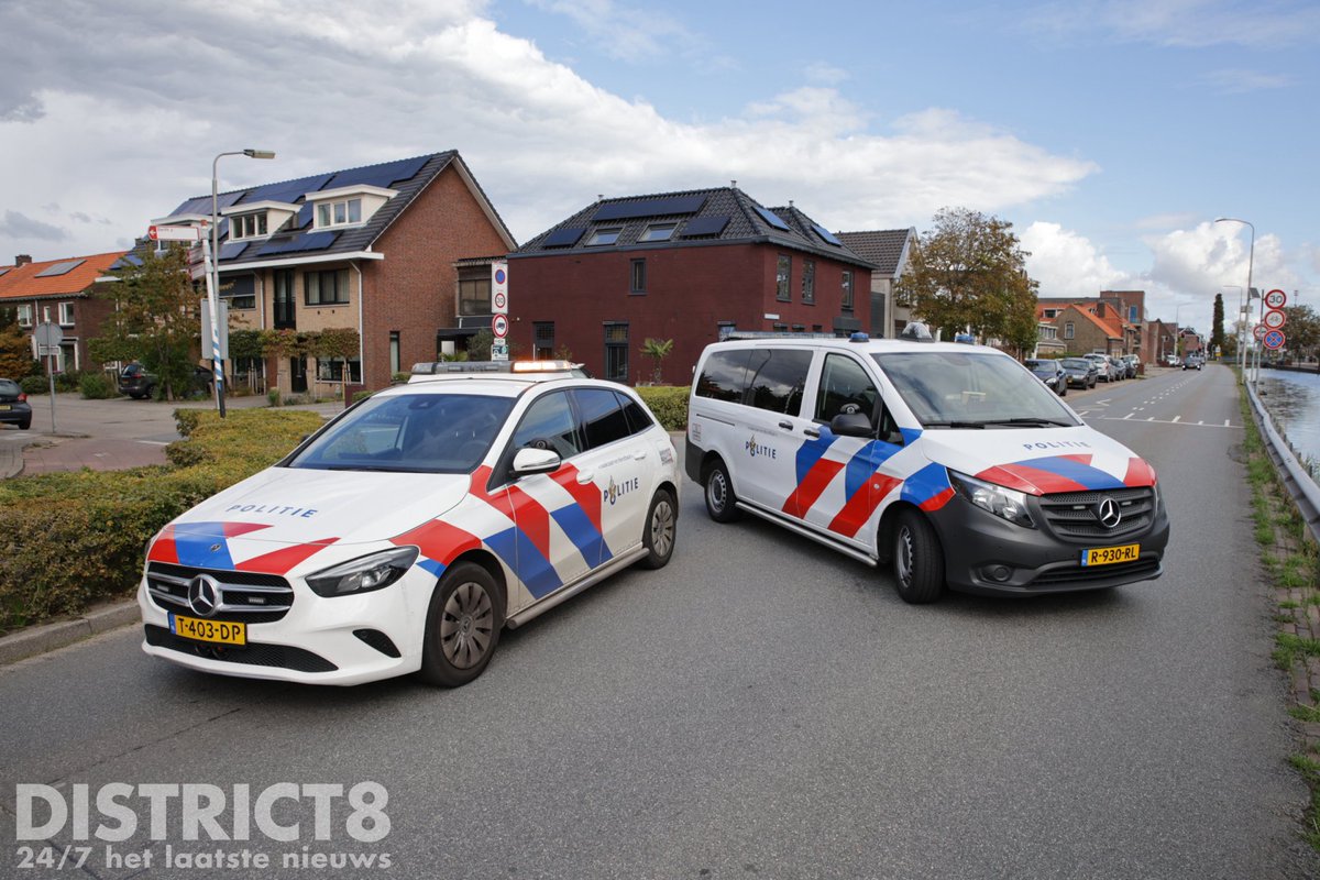 RedactieD8's tweet image. Op de #Delftsestraatweg in #Delfgauw is een automobilist van de weg geraakt en over de kop gevlogen. De bestuurder is na controle in de ambulance vervoerd naar het ziekenhuis. De weg was tijdelijk afgesloten in verband met de berging van de auto.