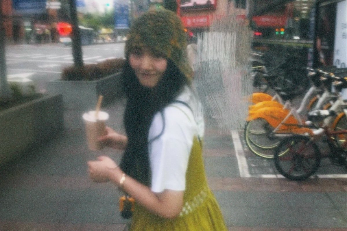 「はやく！次つぎ！」
「まって……」

食べ歩き旅道半ばにして僕の胃袋はもう満杯。対して君は、相変わらずの怪獣みたいな元気。つい過る。君とデートなんて夢なんじゃないかって。

“ぜんぶ食べちゃいたいくらいやわ”

だけど覚めちゃいけない夢もあると思う。
ここは、ぼくたちのいるところ。
#秋座