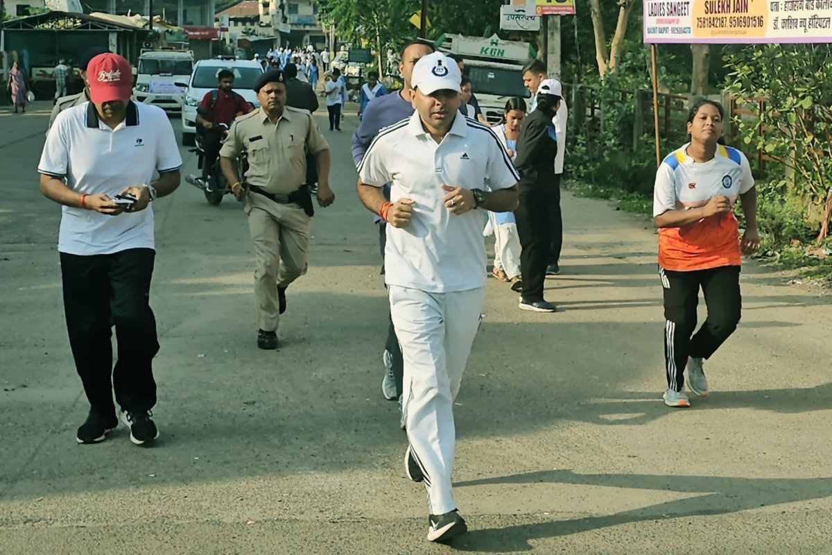 SP_Narsinghpur's tweet image. “अभिमन्यु-3“ अभियान का शुभारंभ
•नरसिंहपुर पुलिस द्वारा किया गया मैराथन दौड़ का आयोजन,
•पुलिस अधीक्षक, डॉ. ऋषिकेश मीना मैराथन को हरी झंडी दिखाकर किया रवाना,
•कलेक्टर श्रीमति शीतला पटले, गणमान्य नागरिक एवं बड़ी संख्या में छात्र-छात्रा हए कार्यक्रम में शामिल।