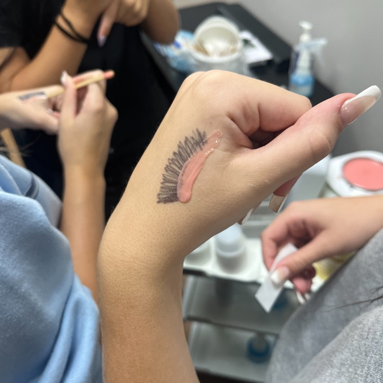 GrantCareer's tweet image. Our senior cosmetology students are practicing their waxing techniques in the lab! Preparing for success one step at a time in the beauty industry! #GrantCareerCenter #Cosmetology #Handsonlearning