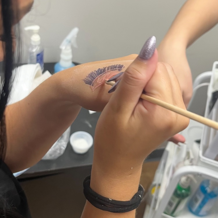 GrantCareer's tweet image. Our senior cosmetology students are practicing their waxing techniques in the lab! Preparing for success one step at a time in the beauty industry! #GrantCareerCenter #Cosmetology #Handsonlearning