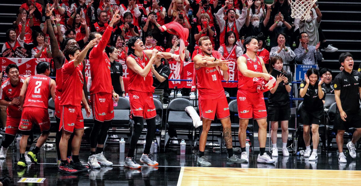 ヒカルが3P決めた瞬間、ベンチがこれで泣いた
 #千葉ジェッツ   #二上燿