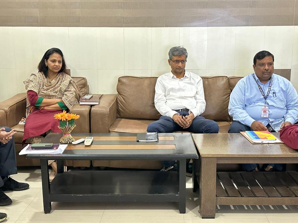 drmsecunderabad's tweet image. Dr. R. Gopalakrishnan, DRM Secunderabad, along with ADRM/GS &amp;amp; DEN/NW, held a meeting with State Govt. officials to coordinate works of e-LC, RUB and bypass line near @Parli Vaijnath station, #enhancing passenger facilities &amp;amp; public convenience. @SCRailwayIndia