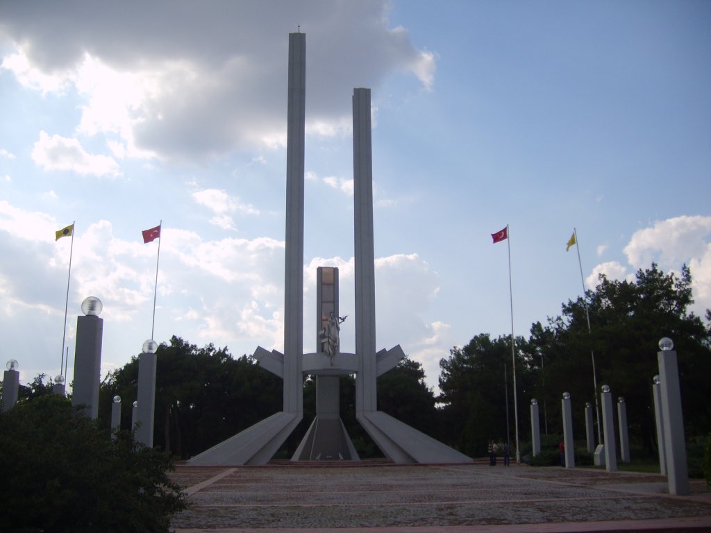aybaltaci's tweet image. Edirne’nin bir mahallesi Karaağaç.

Osmanlı döneminde küçük bir Rum köyüymüş. 

Etrafı yeşillik, dereler akıyor. Zengin Edirnelilerin kaçamak yaptıkları hoş bir yazlık bölgesiymiş. 

Bu küçük Mahalle için Lozan görüşmelerinde tam iki oturum tartışmalar devam etmiş.

TR-Yunanistan…