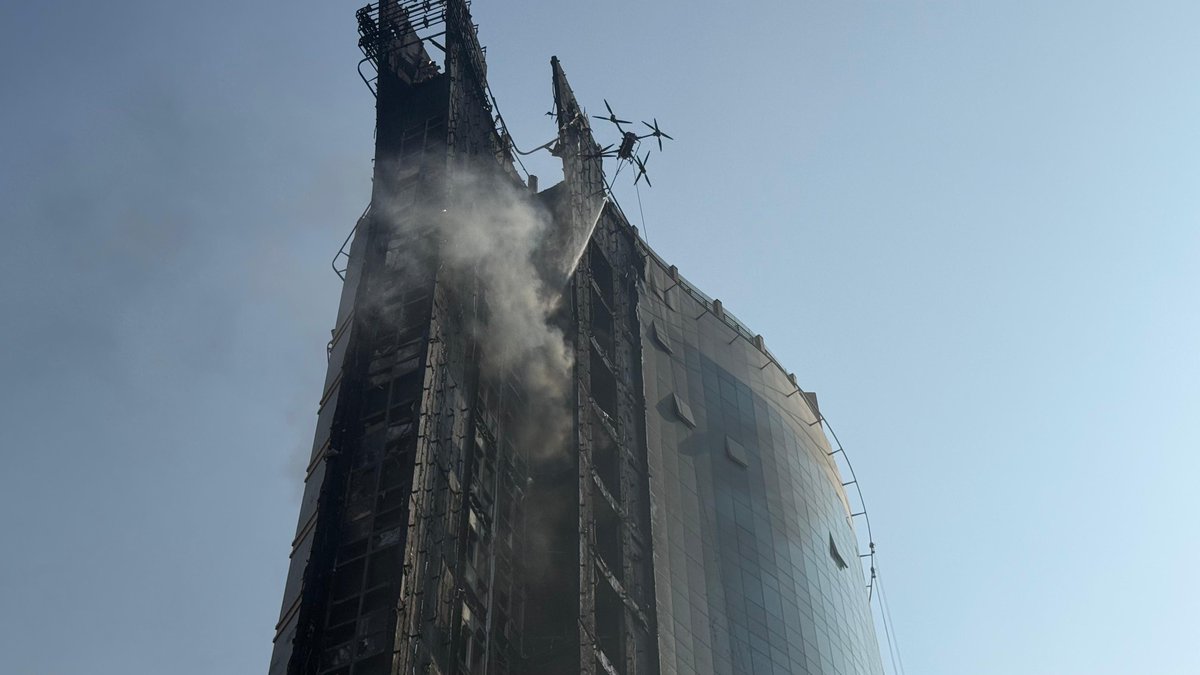 alkhaleej's tweet image. #فيديو | الدفاع المدني في دبي يستخدم الطائرة بدون طيار (الدرون) ضمن منظومة &quot;شاهين&quot; خلال السيطرة على حريق وقع في وقت سابق اليوم في مبنى بمنطقة البرشاء، وإخماده تماماً. تمتاز طائرات &quot;شاهين&quot; بقدرتها على مكافحة الحريق في مباني شاهقة بارتفاع يصل إلى 200 متر، وهي مزودة بخزان يتسع لـ…