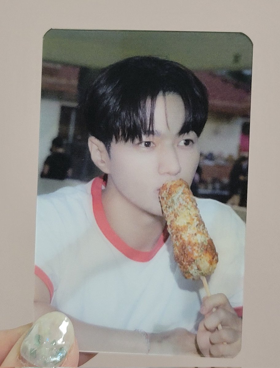 izumixs1's tweet image. #KIMMYUNGSOO PHOTOBOOK 
[#Refresh] POP-UP STORE
렌티큘러 포토카드③
냠냠😻