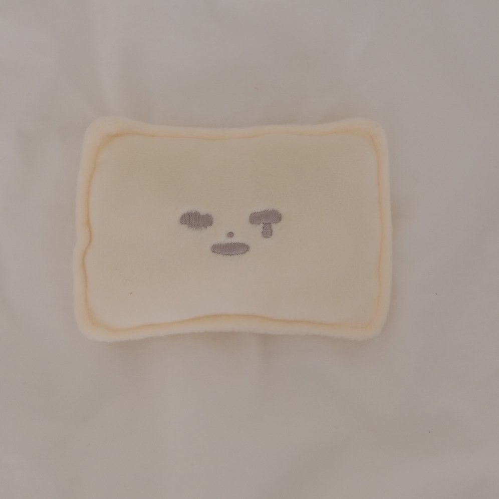 눈물베개는 최종적으로는 블루만 남고 나머지들은 순차적으로 모두 단종이 되고 있는데, 핑크와 아이보리는 가끔 재고 여부 연락 주셨던 분들이 계십니다 🥲 

재판을 열기에는 블루가 언제나 압도적인 수량이라 한동안 판매하지 않았는데 공장에 재고 수량이 남아 있어 이번 굿바이 세일에 넣었어요!