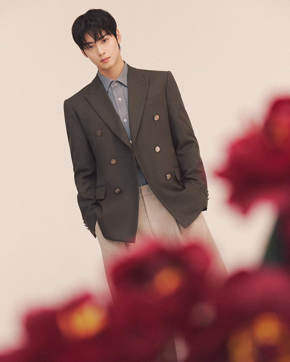 Kkorepo's tweet photo. 「#ASTRO」#チャウヌ、花もかすれるまぶしいビジュアル…絶対的存在感 
🔗https://t.co/qxHpXnA0hE https://t.co/ugT7sd0bQ9