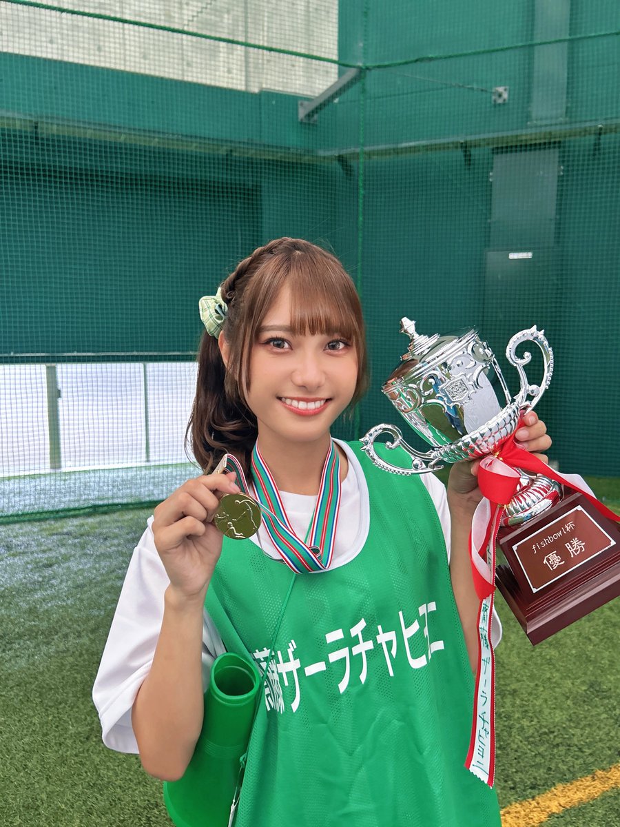fishbowl2021's tweet photo. fishbowlフットサル大会 in 草薙
ザーラチーム優勝🏆🥇
スポーツ苦手な私に優勝をくれて本当にありがとう！！！みんな素敵な顔していた✊🏻
またやろうね〜！

by ザーラチャヒヨニ　

 #齋藤ザーラチャヒヨニ 

💚Instagram
 🔗 https://t.co/vujbKec2Uc https://t.co/CvrV2jJ8ZM