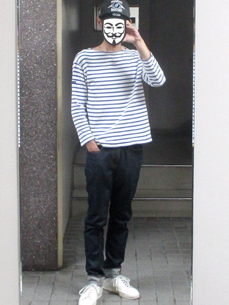 先日のコーデ。カフェで隣のおかっぱ黒尽くめのモード系おしゃれ女子がジーッとこちらを見てくるので何事かと思ったら、その人のパートナーもボーダーシャツにリジッドデニムしかも裾をロールアップしてるのまで同じだった。