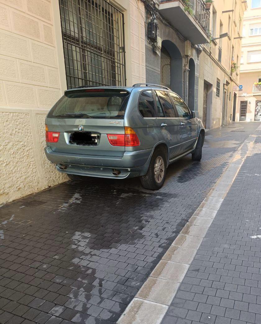 Ha reaparegut el vehicle que deu tenir el rècord de retirades de la via pública per part de la grua. Segueix pensant que el passatge Baró de Griñó és el seu aparcament particular, passant per sobre dels drets del vianants…