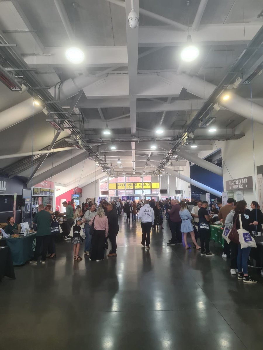 📢 Our Pub Partners Roadshow rolled into Newbury Racecourse today! 🏇

The roadshow this week is for our Partners in the South and South West, getting them inspired, stocked up and ready for the festive season ahead.🎄

#pubs #roadshow #hospitality #partnership #NewburyRacecourse