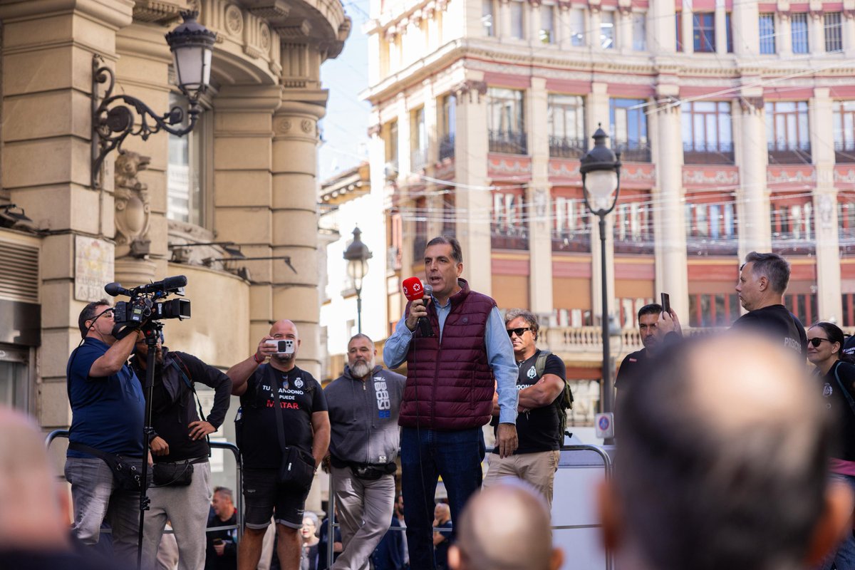 Hoy VOX ha estado con los funcionarios de prisiones en la manifestación de <a href="/tu_abandono/">TAMPM - Tu abandono me puede MATAR</a>. Acabaremos con todos los burócratas de uniforme que toman decisiones para proteger discursos políticos, y devolveremos la dignidad y la voz a los profesionales.