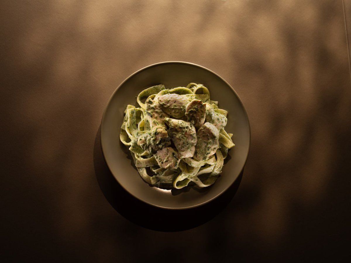 Многие полюбили итальянскую кухню за ее разнообразие вкусов, яркие цвета и настоящую универсальность. Для всех тех, кто считает что паста - всему голова, мы готовим тальятелле с курицей и шпинатом каждый день и на любой из приемов пищи.