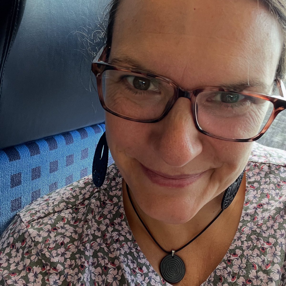 Berlin, ich komme 🚆✨
Morgen darf ich bei der #KonfBD ein Lab zu KI-Assistenten gestalten – freue mich riesig auf Austausch, Inspiration und viele diklusive Impulse 🌈

#Diklusion #KI #Bildung