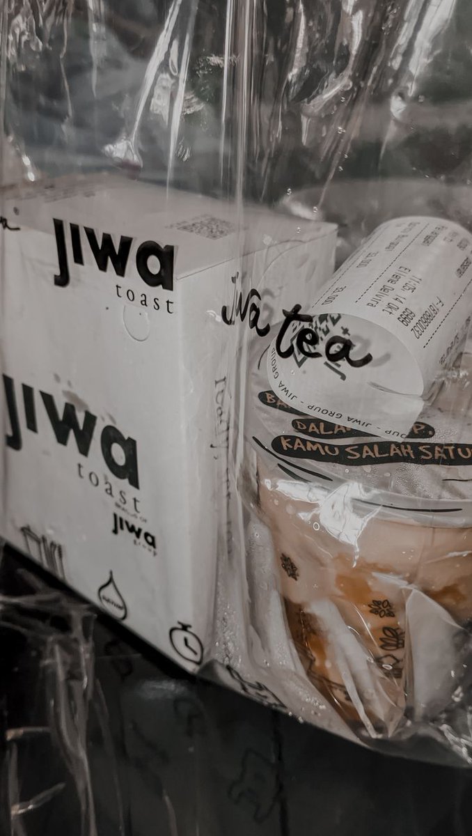 Sebelum pulang ke rumah, Satta mampir ke pos penjagaan komplek untuk bertemu dengan Om Gatot (<a href="/SAINTUAlRE/">SAINTUAIRE🌿🩷</a>), menghampirinya dengan satu kantong di tangan.

“Om Gatot! Ini, buat Om ya. Saya tadi mampir beli, kepikiran buat beliin Om sekalian.”