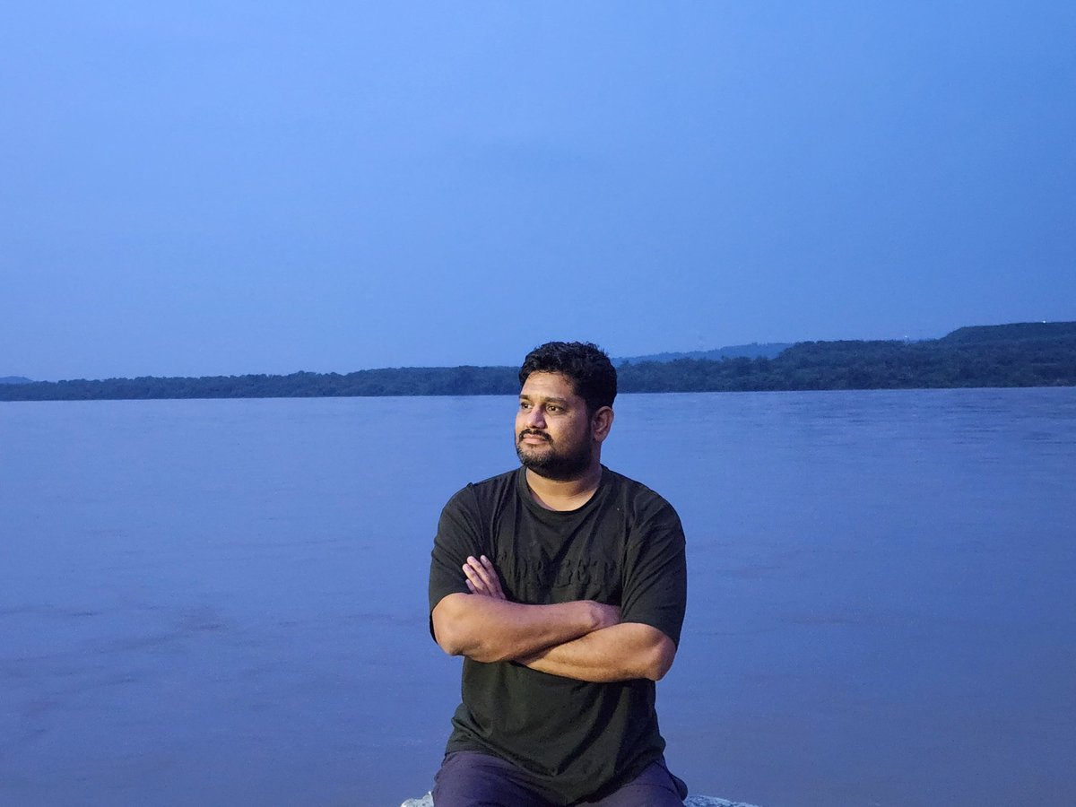 TechFactsRafee's tweet image. వేసై చాప తోసై నావ బార్సై వాలుగా..
చుక్కానే చూపుగా..
బ్రతుకుతెరువు ఎదురీతేగా..
.
ఉప్పొంగెలే గోదావరీ
ఊగిందిలే చేలోవరి
భూదారిలో నీలాంబరీ
మా సీమకే చీనాంబరి..

మా గోదారమ్మ ఉప్పొంగి, ఉవ్వెత్తున ఎగిసి పడుతూ పరవళ్ళు తొక్కుతోంది ప్రెండ్స్