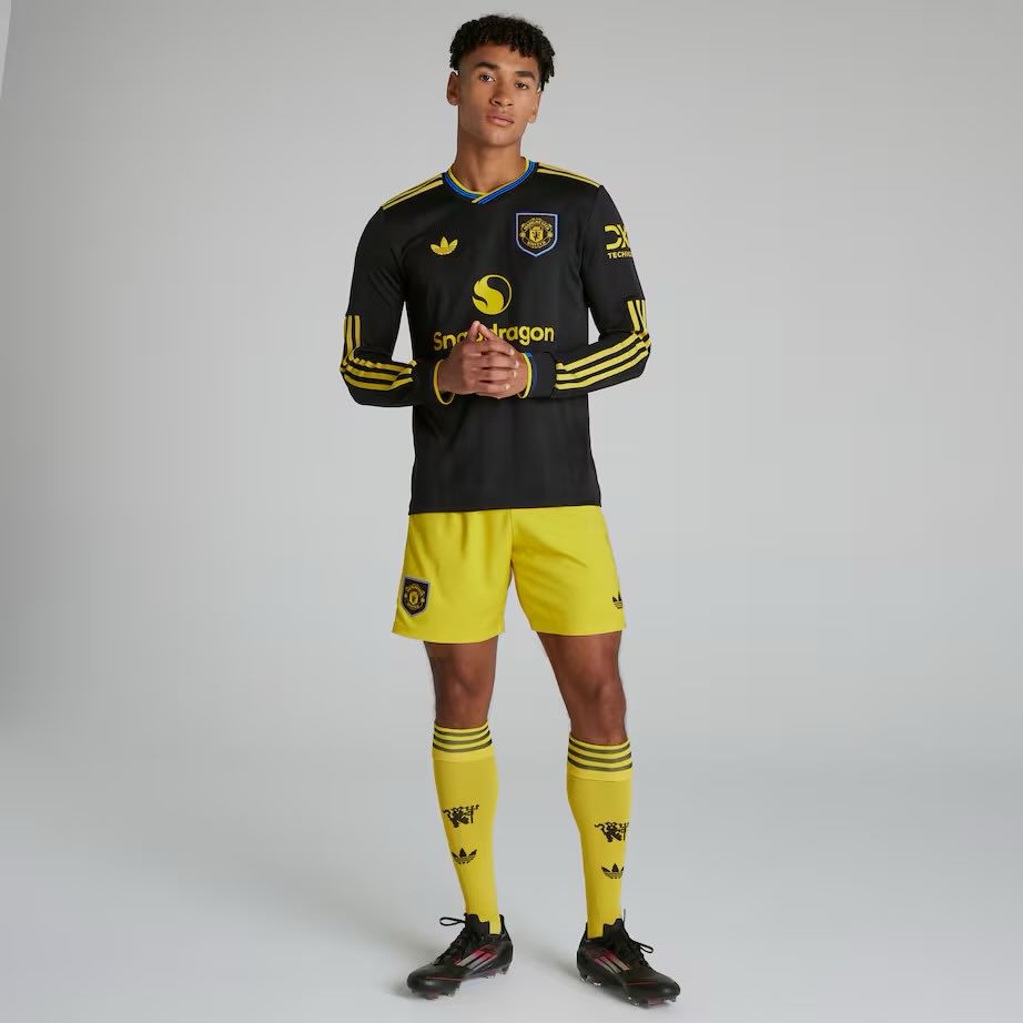 🚨⚫️🟡 Manchester United will debut their 2025/26 third kit at Brentford on Saturday! Ordinarily all-black, it clashes with Brentford’s home kit, so for this game only, United will wear yellow socks and shorts. #MUFC [MU]