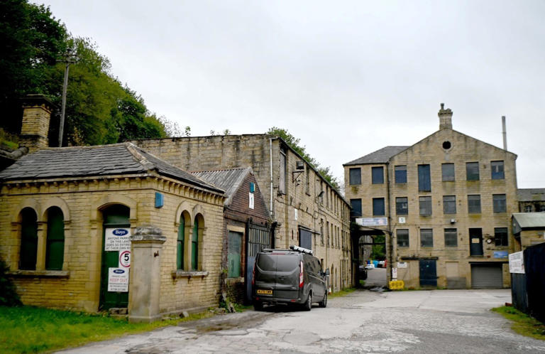 We are relieved that plans to demolish the 19thC Walk Mills in Keighley + replace it with 12 modern industrial buildings have been withdrawn. The Victorian Society, Historic Buildings &amp; Places and others objected. bit.ly/4mt6Qva📷Local Democracy Service