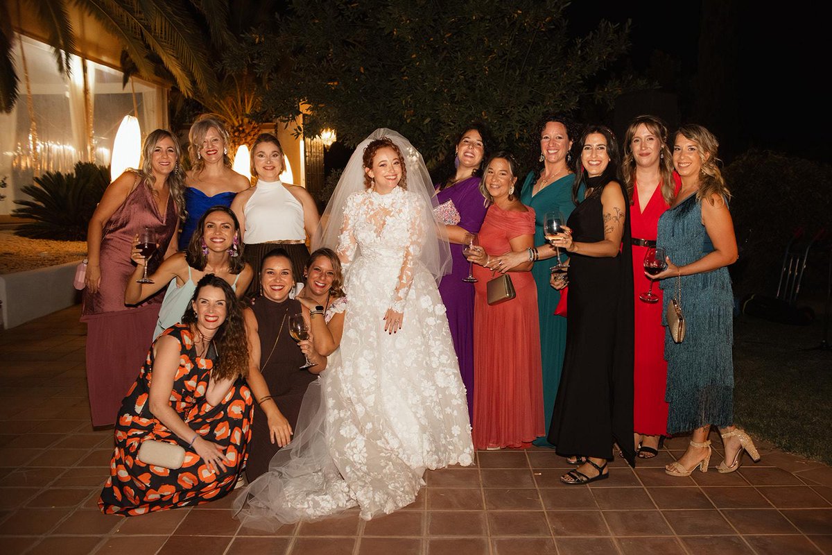 Aquí están. Una parte importantísima de nuestra murga, de nuestra familia. Todas las señoras de Yo No Salgo. Guapas. Carnavaleras. Sois las mejores, y sin vosotras nada sería posible. Nos encanta veros sonreír a todas juntas. Estamos super In LOVE con vosotras .