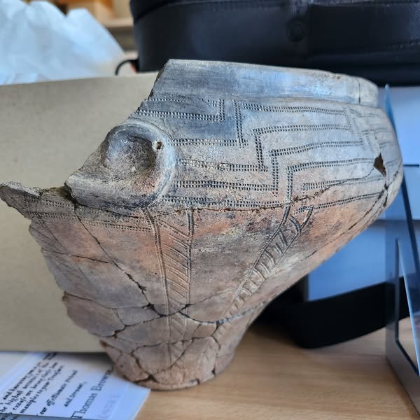 With this type of decoration, using a so-called roller stamp, tiny clay rollers are rolled over the surface of an unfired vessel, imprinting the relief into the still soft clay and forming a pattern.#archaeology #DidYouKnow #archaeologists #archaeologylovers #potterylove #urne