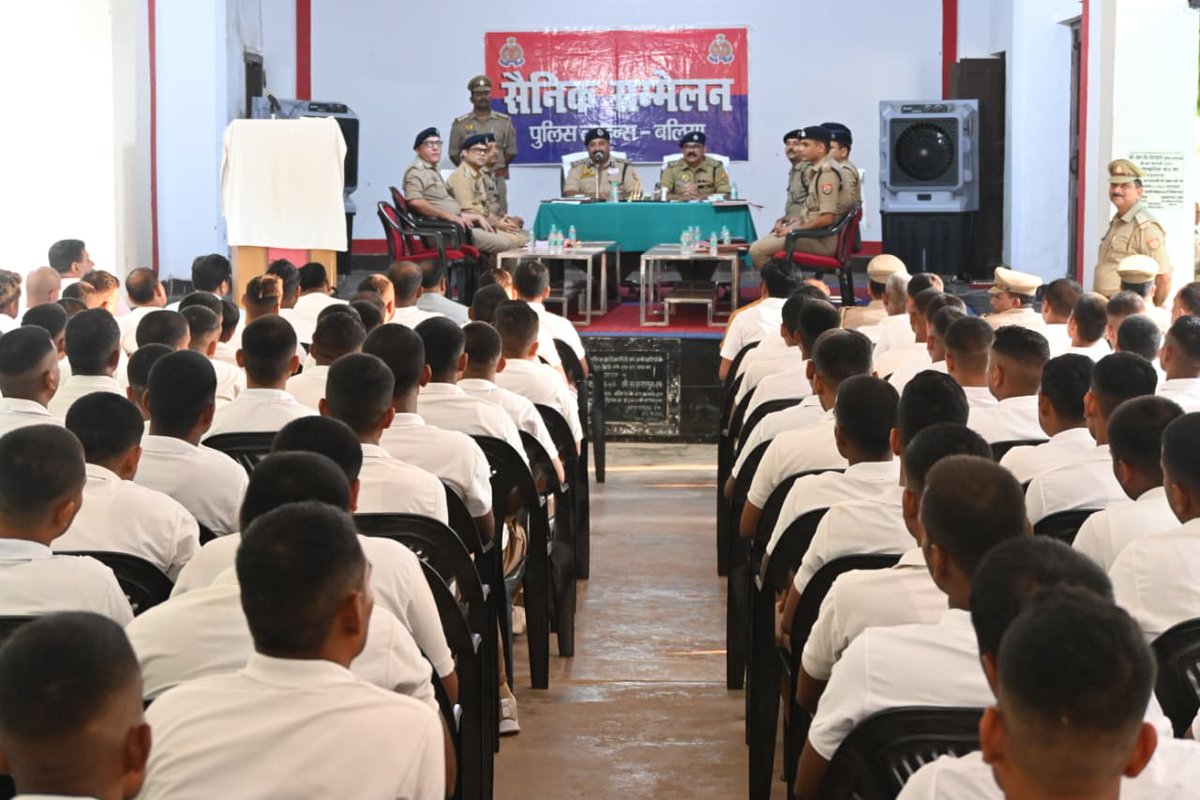 digazamgarh's tweet photo. #DIG_AZH श्री सुनील कुमार सिंह द्वारा #SPbla के साथ पुलिस लाईन बलिया में ट्रेनिंग कर रहे रिक्रूट्स के साथ सैनिक सम्मेलन किया गया। सैनिक सम्मेलन में उपस्थित सभी अधिकारी/कर्मचारीगण की बात को सुना गया व संबंधित को आदेश निर्देश दिये गये । https://t.co/8Hpc33wcZu