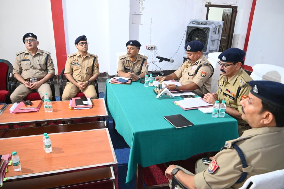 digazamgarh's tweet photo. #DIG_AZH श्री सुनील कुमार सिंह द्वारा #SPbla के साथ पुलिस लाईन बलिया में ट्रेनिंग कर रहे रिक्रूट्स के साथ सैनिक सम्मेलन किया गया। सैनिक सम्मेलन में उपस्थित सभी अधिकारी/कर्मचारीगण की बात को सुना गया व संबंधित को आदेश निर्देश दिये गये । https://t.co/8Hpc33wcZu