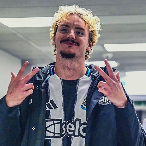 Nick Woltemade in Premier League Podcast:

🎙️Most Talented player played with: Wirtz 

🎙️Toughest defender played against: Virgil 

🎙️All time fav PL player: Steven Gerrard 

🎙️ Away stadium he is most looking forward to playing in: Anfield 

This brother might go on strike in a