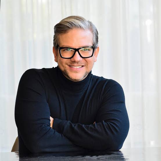 Meses atras fui a ver a Fernando Delfino y Antonio Vasco en el teatro. Fernando, arquitecto. Antonio, publicista. Y al salir pensé: "Qué maravilla cuando derribas muros que impone la vida y hallas libertad donde quieras". Fernando falleció esta madrugada y uno se queda con eso.