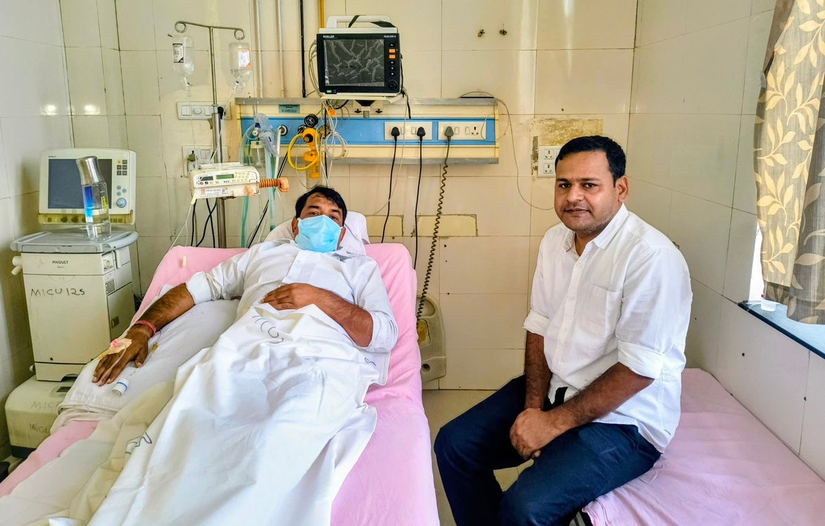 राजस्थान विश्वविद्यालय के पूर्व छात्रसंघ अध्यक्ष सतवीर चौधरी,राष्ट्रीय सचिव यूथ कांग्रेस राकेश मीणा एवं बानसूर से शीशराम गुर्जर ने अस्पताल आकर कुशलक्षेम जानी!