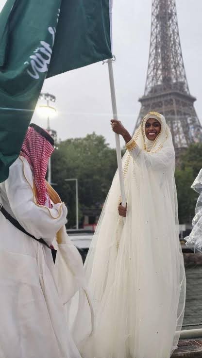 في هذا اليوم الأغر، نحتفل جميعًا بوطن المجد والعزّ.
كل عام وبلادنا المملكة العربية السعودية في رفعة وازدهار، وكل مواطن ومقيم ينعم بالأمن والخير.
دام عزك يا وطن، وعاشت أرضك عامرة بالعطاء.
وبهذه المناسبة الغالية أرفع أسمى آيات التهاني والتبريكات إلى خادم الحرمين الشريفين الملك