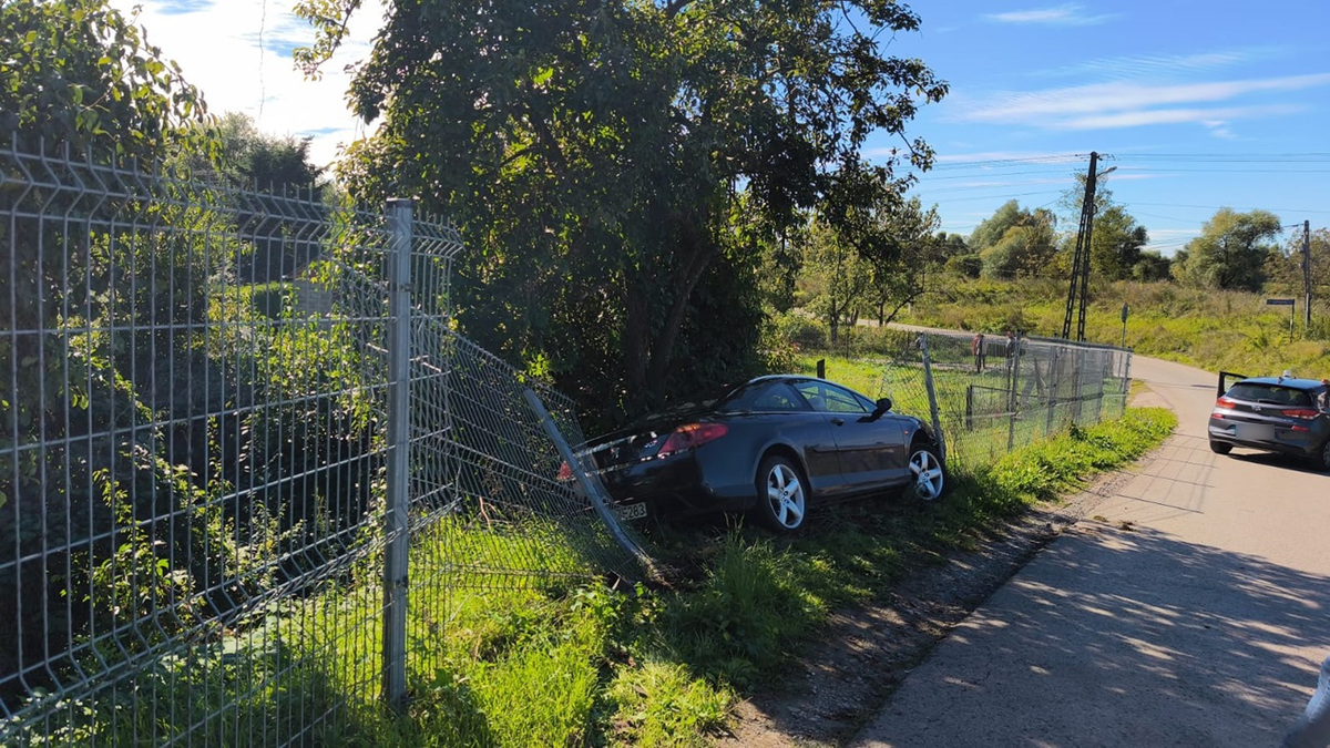 Kryminalni z Komisariatu Policji VIII w Krakowie zatrzymali 52-letniego włamywacza recydywistę, który w siedmiu sklepach ukradł wyroby tytoniowe warte ponad 40 tys. złotych. Funkcjonariusze zatrzymali go po brawurowym pościgu ulicami Nowej Huty. W samochodzie, którym kierował