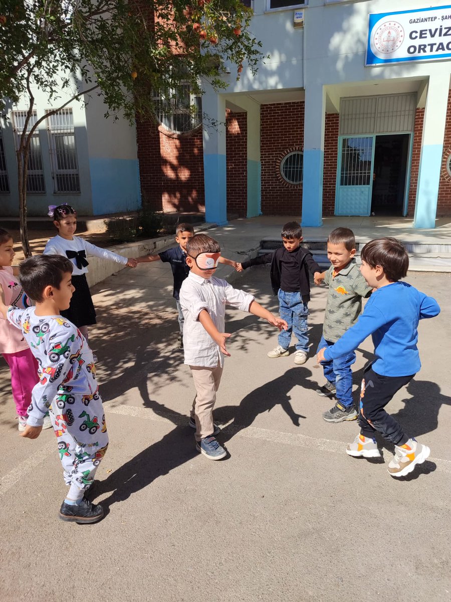 Geleneksel oyun saatinde öğrencilerle körebe oynu oynanmıştır.