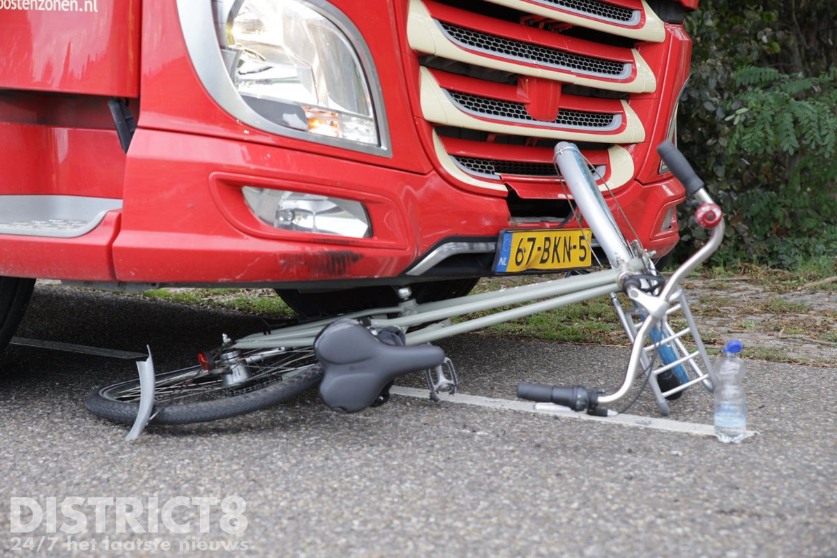 RedactieD8's tweet image. Op de #Zuideindseweg in #Delfgauw heeft vanmiddag een ongeval plaatsgevonden tussen een vrachtwagen en een fietser. De fietser raakte wonder boven wonder lichtgewond en is zonder spoed vervoerd. De #Zuideindseweg was tijdelijk afgesloten voor het verkeer.