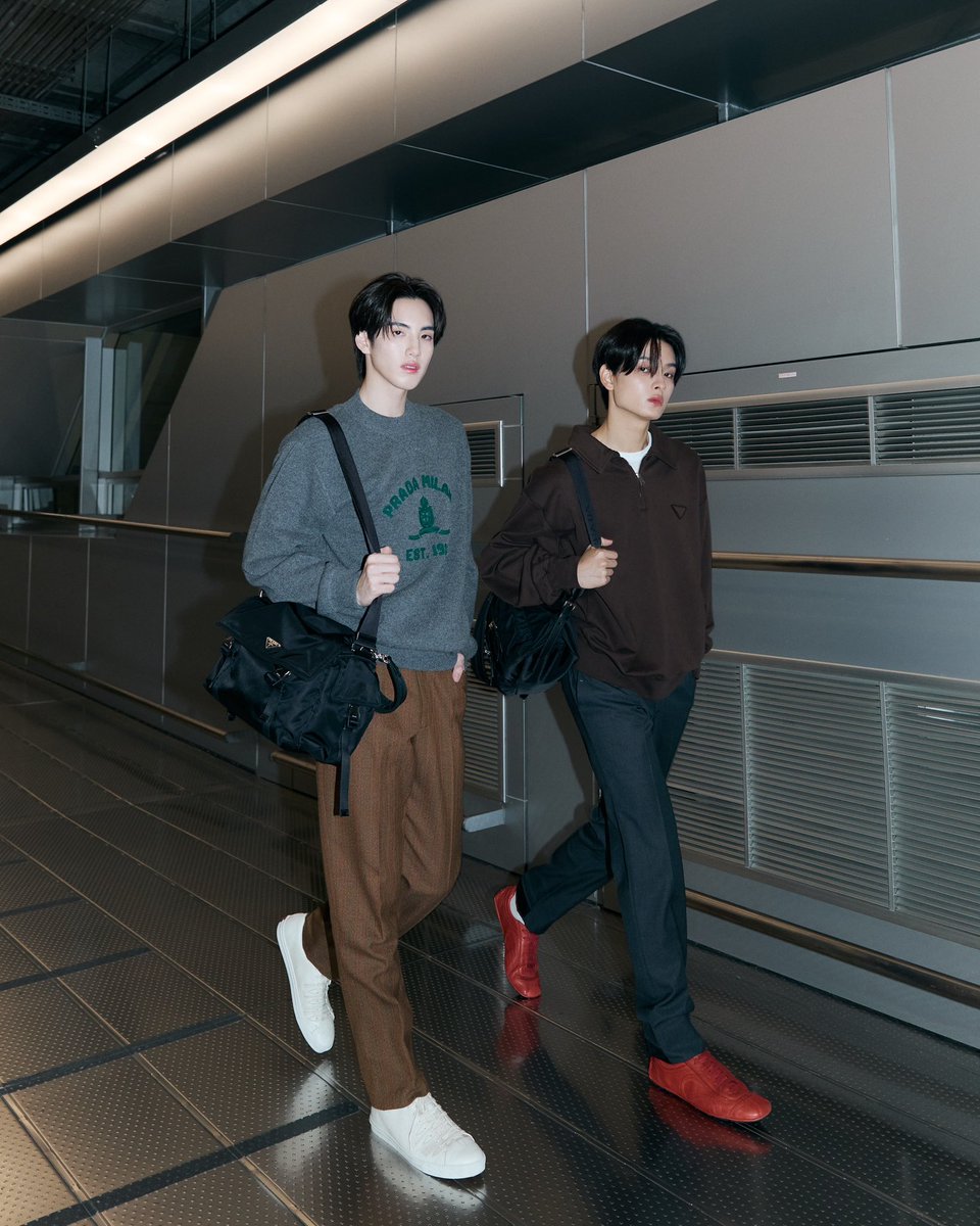 ประมวลภาพแอร์พอร์ตลุคของ ขุนพล ปองพล (<a href="/khunppol/">khunpol</a>) และ ภู ธัชชัย (<a href="/phutatchai/">phutatchai</a>) จาก <a href="/BUS_SONRAY/">BUS because of you i shine</a> ขณะออกเดินทางสู่มิลาน ประเทศอิตาลี เพื่อเข้าชมแฟชั่นโชว์ Prada Spring Summer 2026 Womenswear ซึ่งจะจัดขึ้นในวันที่ 25 กันยายนนี้ ณ Fondazione Prada เวลา 19.00 น. ตามเวลาประเทศไทย