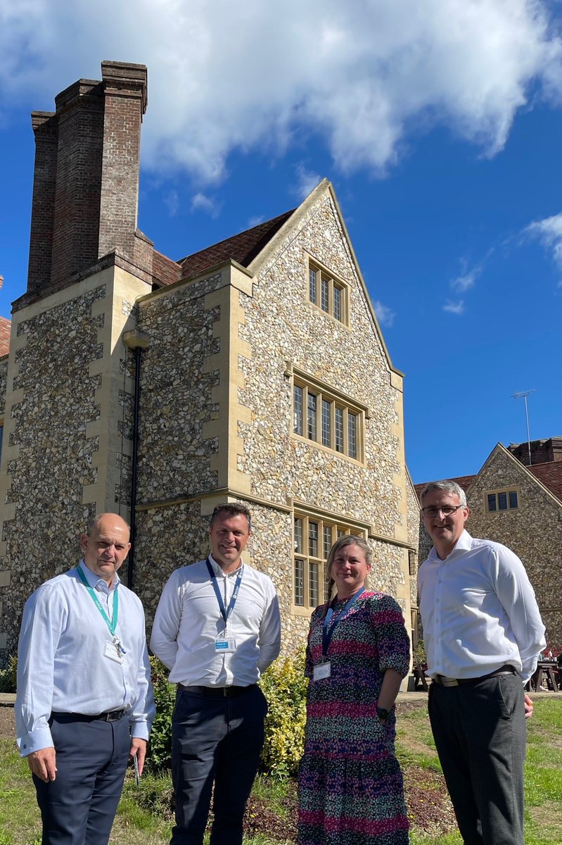 FlintHouseRehab's tweet image. We were happy to welcome Chief Constable Franklin-Smith &amp;amp; Insp Wolsey from Warwickshire Police to Flint House.  The sun was shining for their visit &amp;amp; they were able to see first-hand the impact of our charity.

#warwickshirepolice #helpandheal #rehabilitation