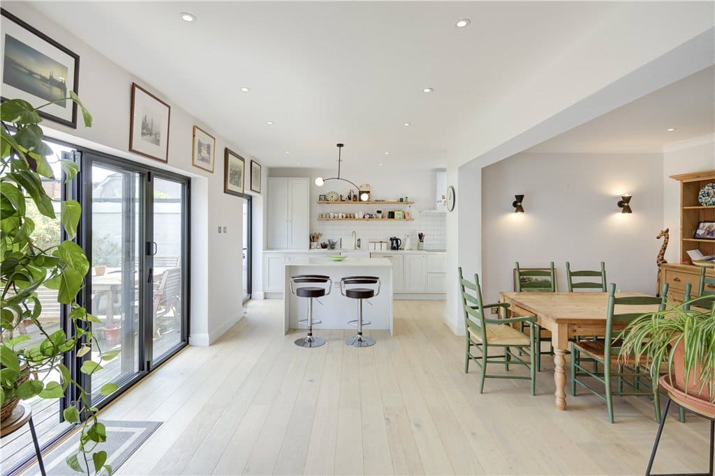 Robert Holmes & Co tweet media