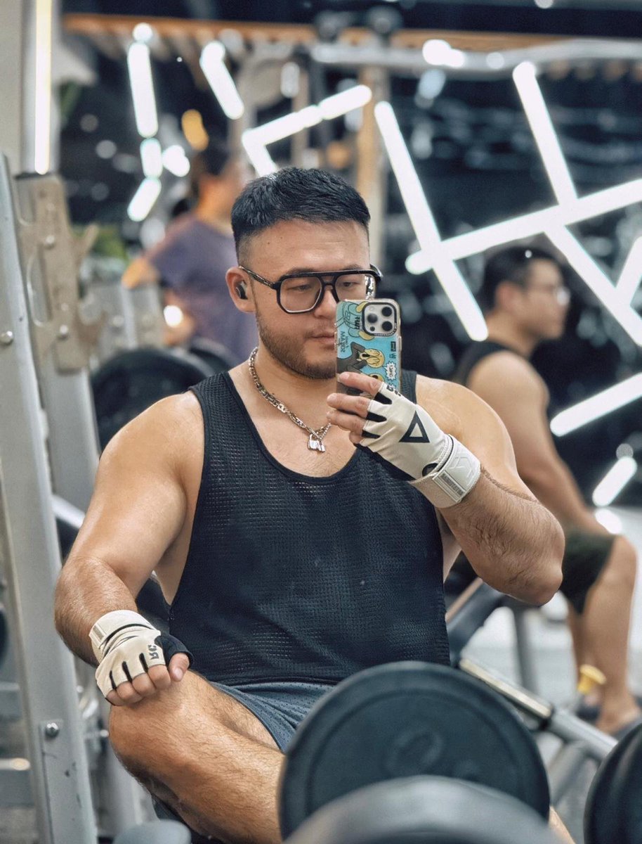 今日は胸と脚を鍛えて、ちょっと大きくなった気がします。😆😆
ジムを出た瞬間、とても秋を感じました。早く帰って寝ます。🤣